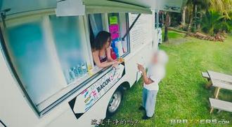 金发大洋马的露出大挑战一边被巨根抽插一边还要和顾客们进行煎饼销售